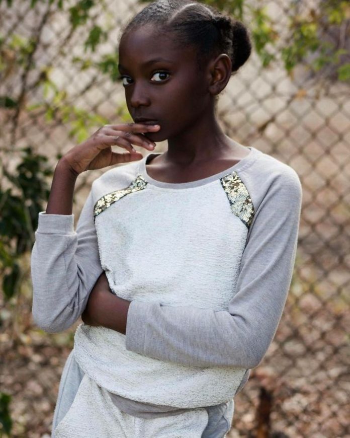 Красивая негритянка в наряде школьницы