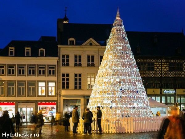 Необычная новогодняя елка в Бельгии (1)