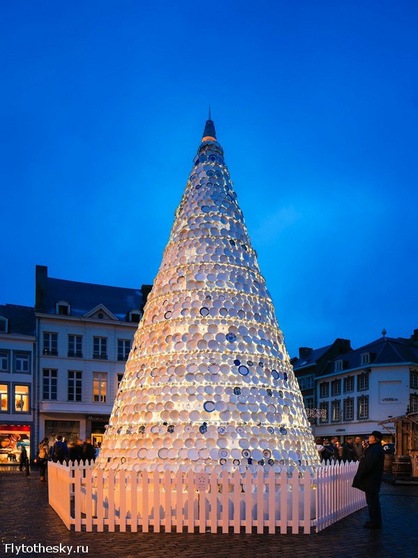 Необычная новогодняя елка в Бельгии (2)