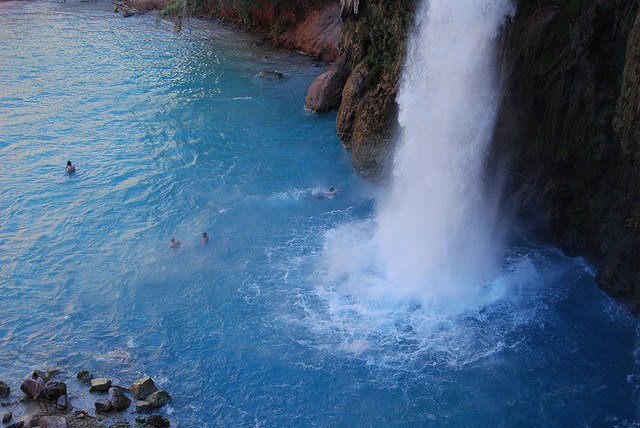 Водопад купаться. Купание в водопаде. Купаться в водопаде. Водопад в котором можно купаться. Водопад Хавасу.