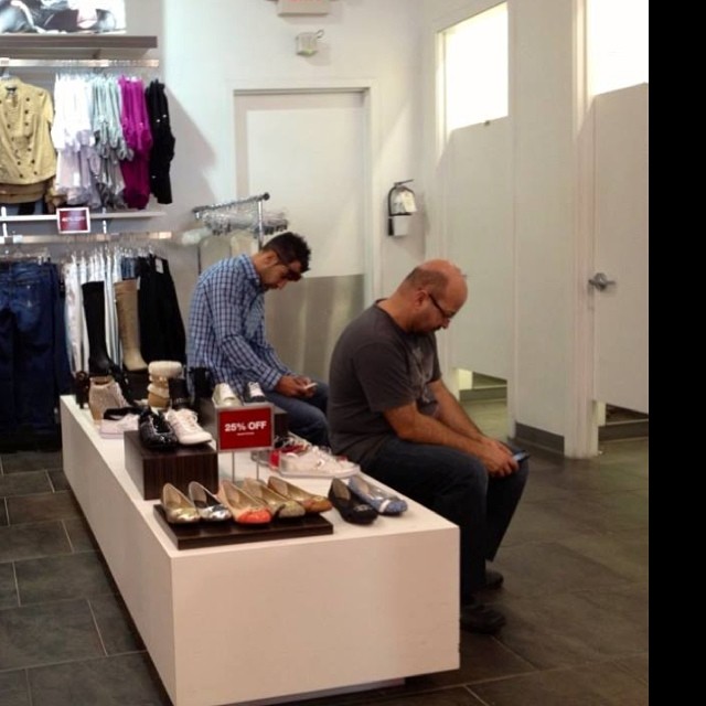 Мужчины во время шоппинга (4)