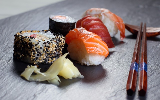 Food___Seafood_Japanese_sushi_037097_