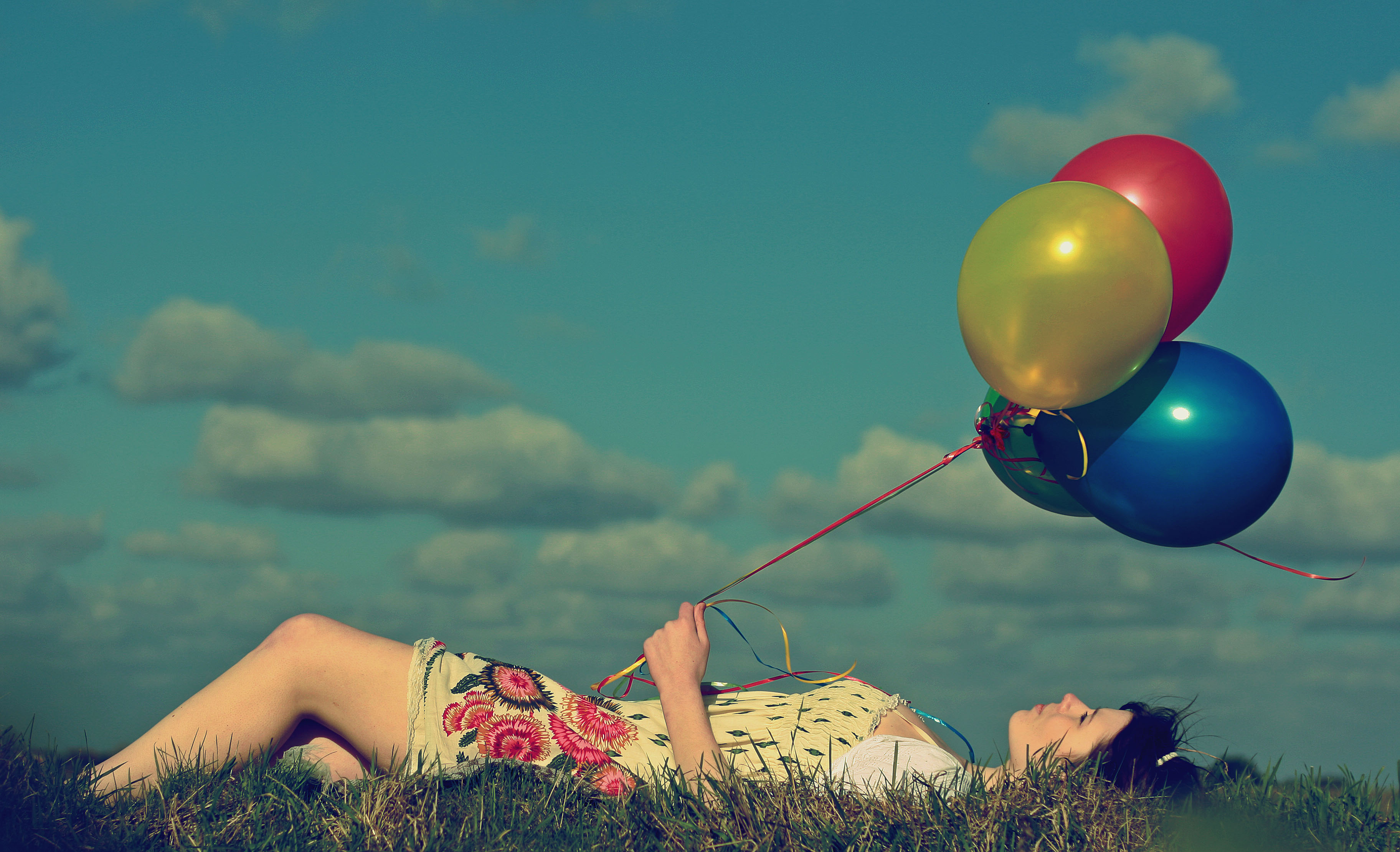 Увлекайтесь моментами. Девушка с шарами. Девушка и воздушные шары. Счастливая жизнь. Девушка с шарами на позитиве.