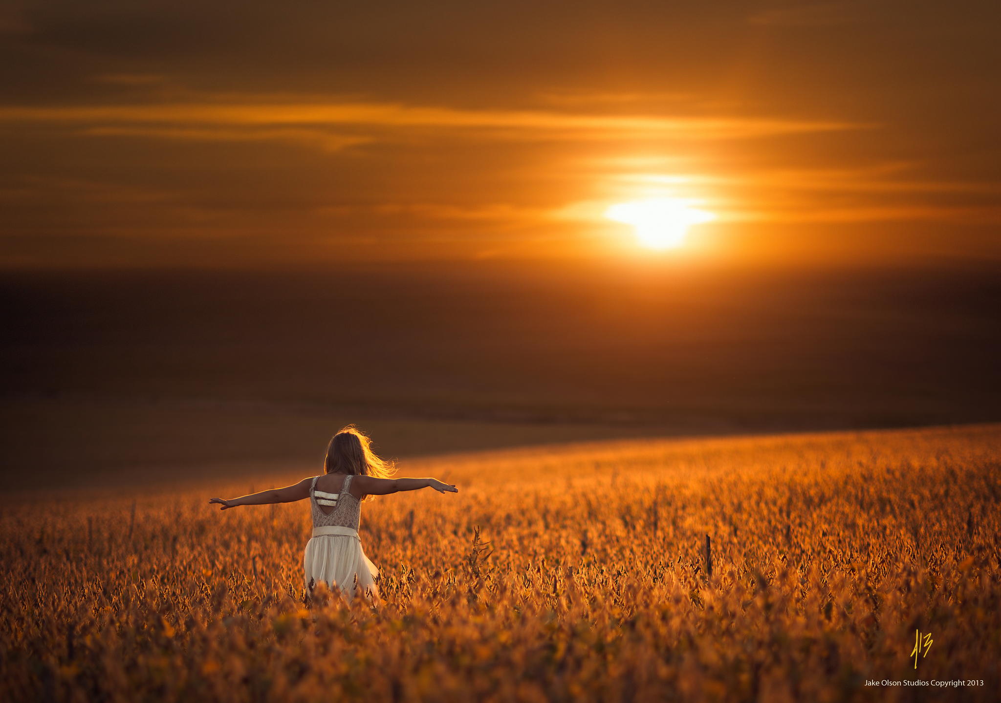 Бегущая по солнцу песня. Фотосессия на рассвете в поле. Девушка в поле. Девушка в поле на закате. Девушка и солнце.