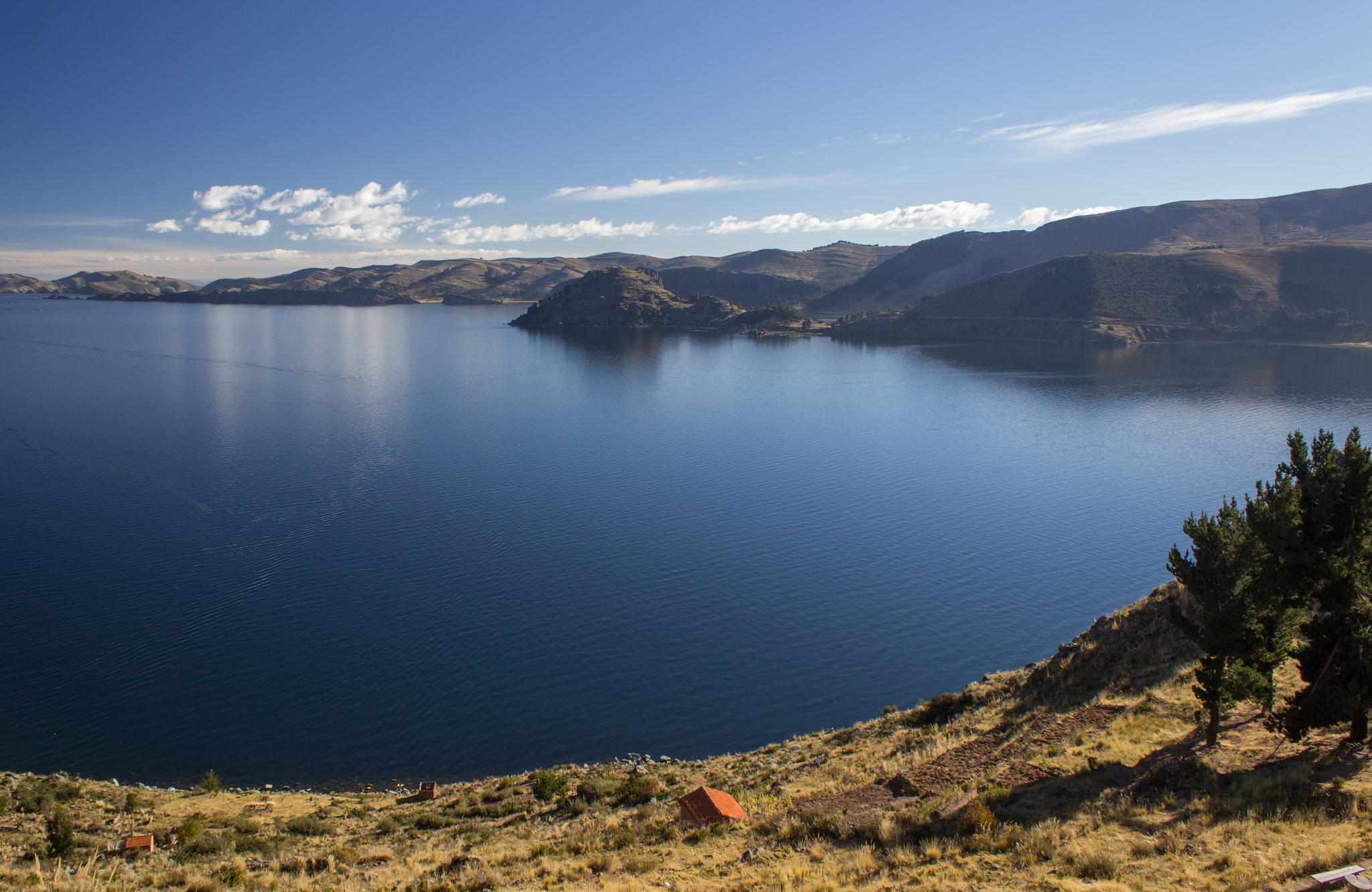 На каком материке расположено самое высокогорное озеро. Высокогорное озеро Титикака. Боливия Титикака. Боливия озеро Титикака. Южная Америка озеро Титикака.