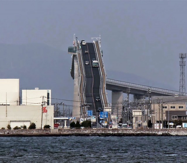 Мост в Японии, который больше напоминает американские горки. ФОТО