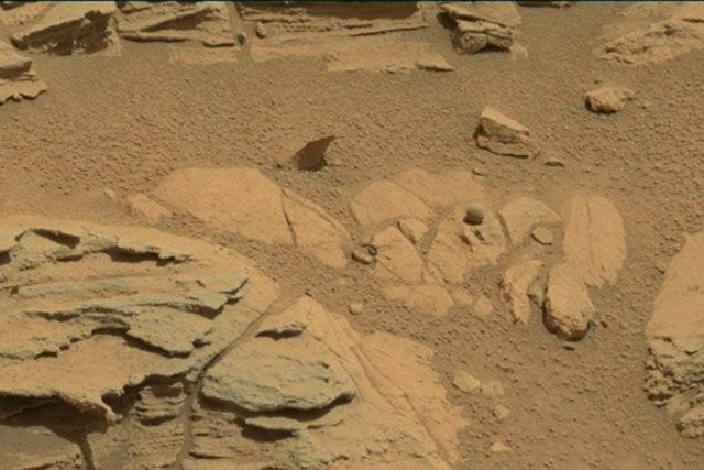 Двенадцать загадочных силуэтов, обнаруженных на снимках Марса. ФОТО