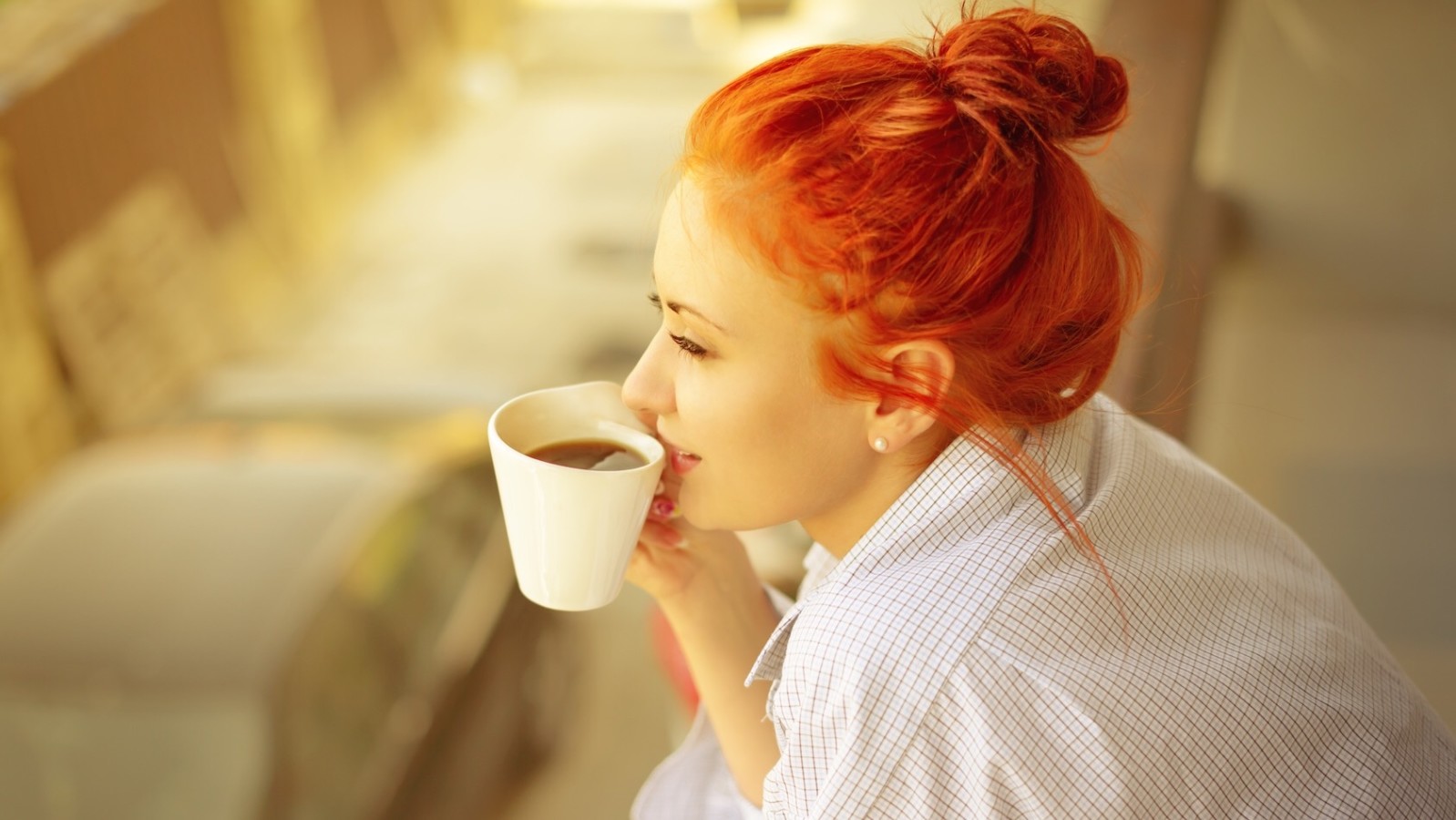 Женщина с чашкой кофе