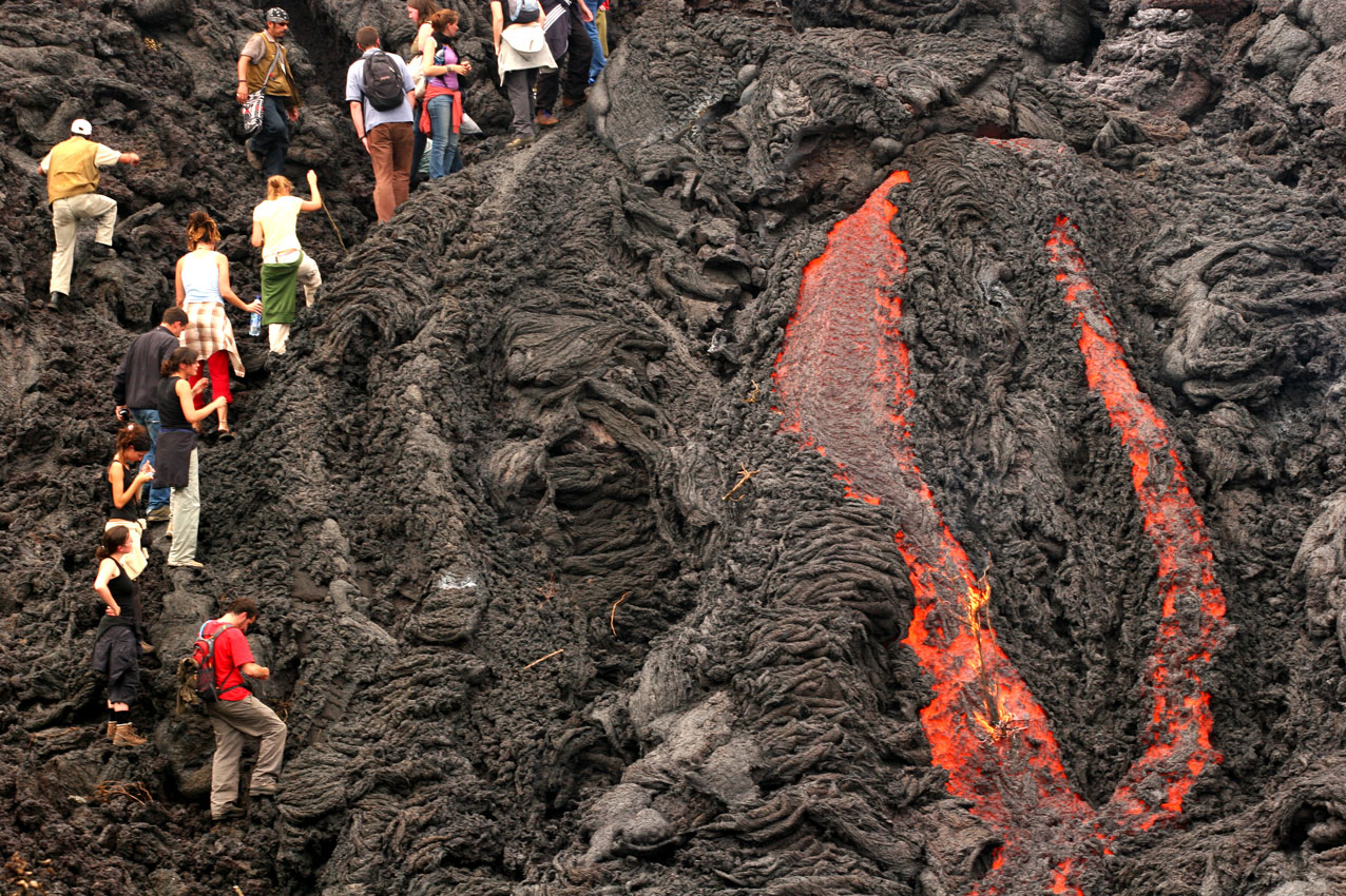 Спастись от лавы оби. Вулкан Пакая Гватемала. Человек рядом с вулканом. Человек возле вулкана. Вулкан лава человек.