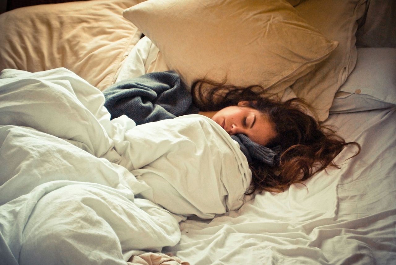 Как проснуться утром с прямыми волосами если засыпаешь с влажными