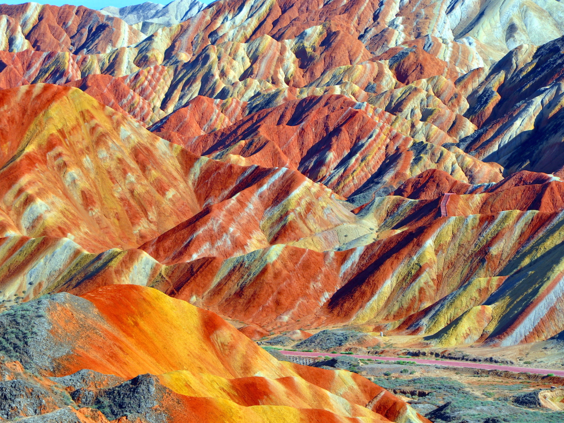 Полосатая гора где находится. Ландшафт Дэнксия (Danxia landform), Китай. Чжанъе Данься. Чжанъе Данксиа. Цветные скалы Чжанъе Данксиа в провинции Ганьсу, Китай.