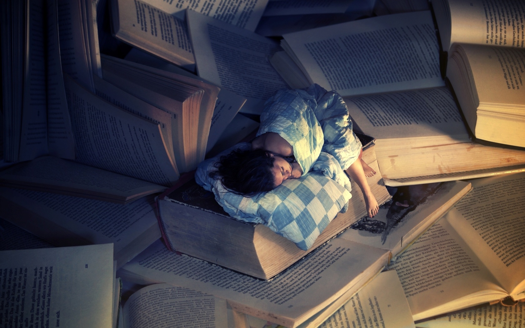 Девушка спит с книгой