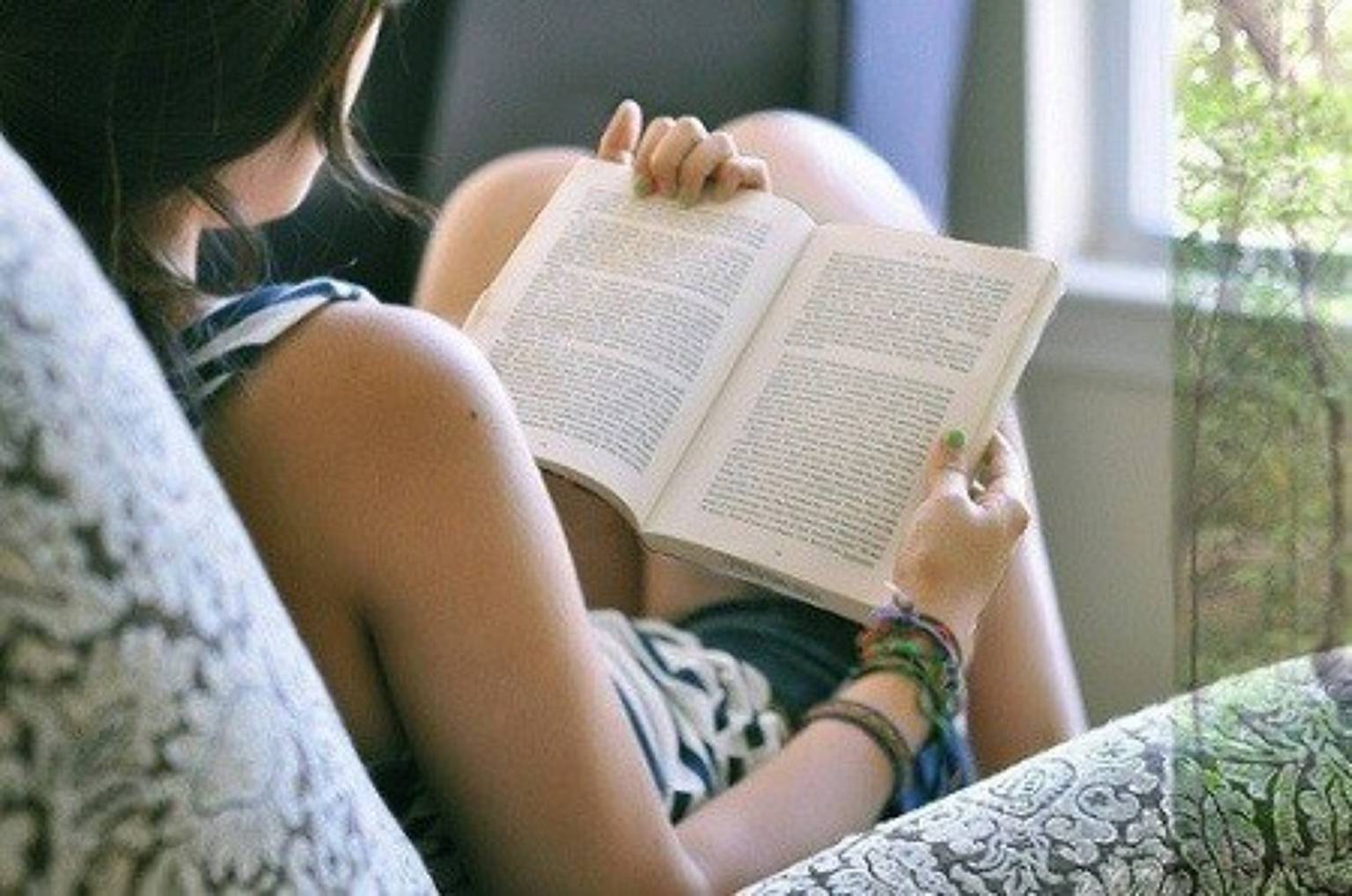 Девушки читают текст. Девушка с книгой. Девушка читает. Девушка с книжкой. Брюнетка с книгой.