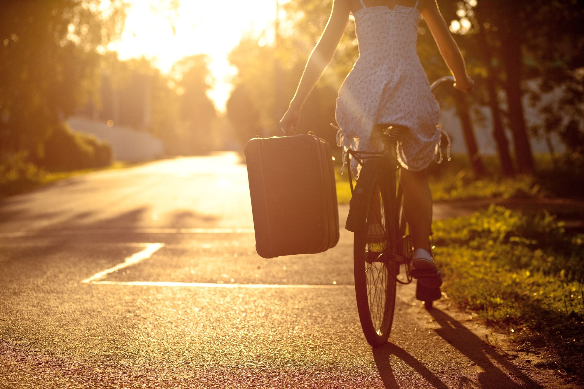 Девушка на велосипеде фото сзади по дороге