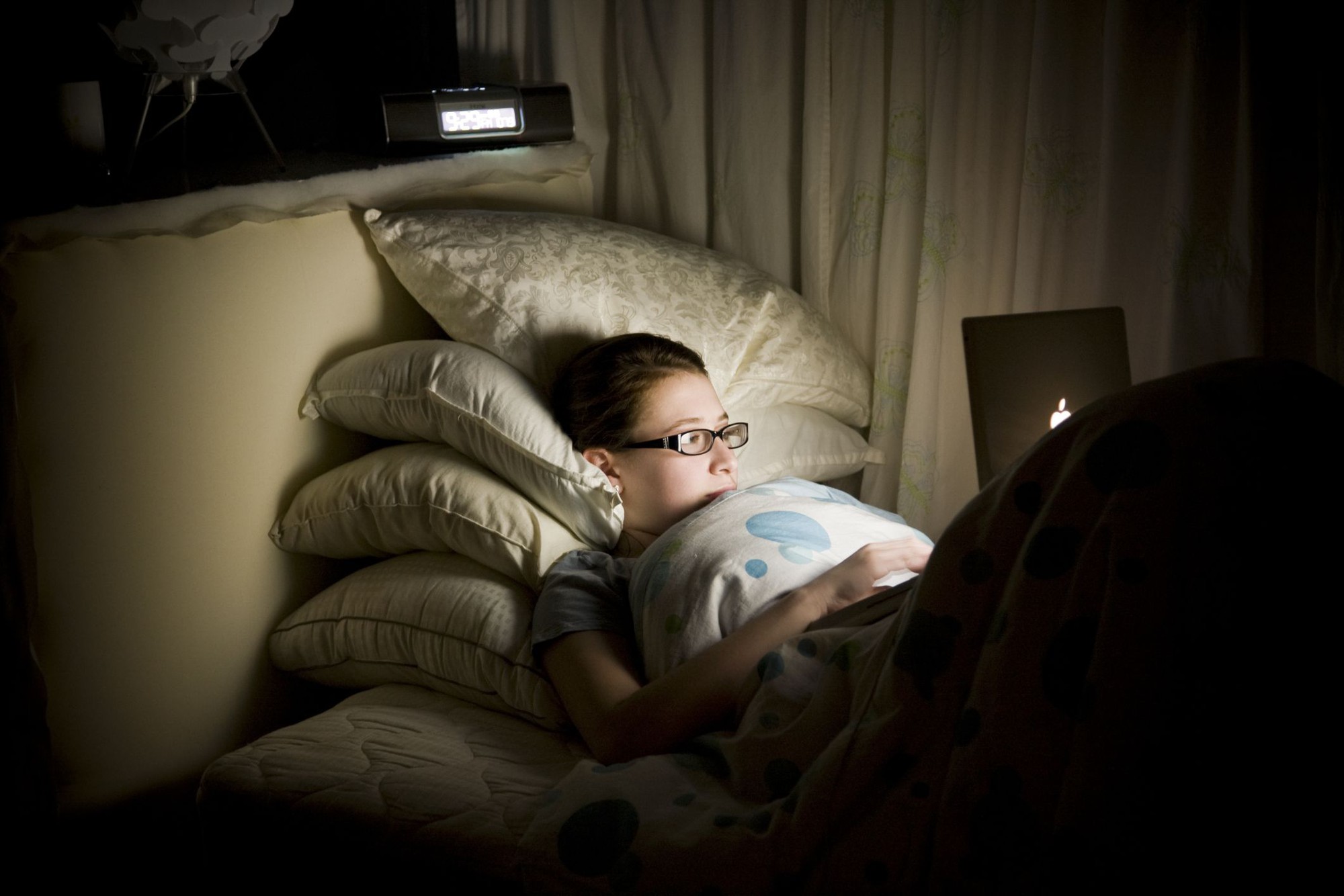 Ребенок ночью за компьютером