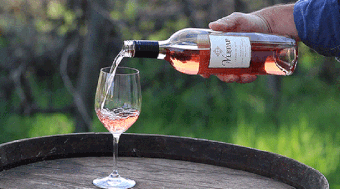 Вино гифка. Всемирный день вина. Розовое вино в бокале. Вино анимация.