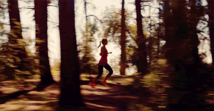 Беги девочка беги песня. Девушка бежит. Девушка убегает. Девушка бежит в лесу. Девушка убегает в лес.